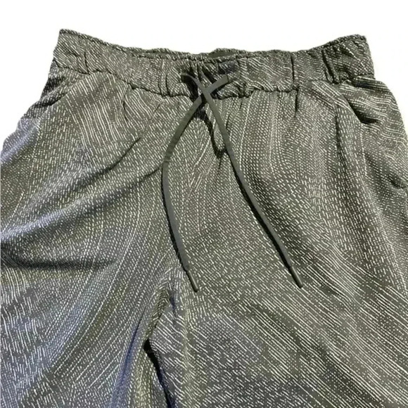 Women’s Lululemon Gray‎ patterned High Waisted Relaxed Crop pants Capris, Sz 10 - Picture 4 of 10
